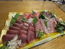 その日の漁次第ですので、種類については、ご希望にそえないこともあります。前日までに魚屋さんに注文