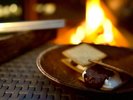 焚火を囲んでマシュマロを焼くひととき。できたてのスモアがグランピングの夜を特別にしてくれます。