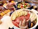 【柚子塩スープ鍋】温かいお鍋の蓋を開けると柚子の香りがフワり♪お肉や海鮮・お野菜がたっぷり^^