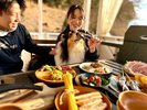 同じテーブルで、同じ時間を。焼きたてのお肉を囲みながら、愛犬と過ごす特別なディナー体験。