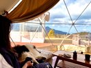 大きな窓の向こうに広がる阿蘇の景色愛犬と寄り添う贅沢なひととき
