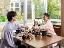 お料理が運ばれてくるたびにワクワク。わんちゃんも興味津々。
