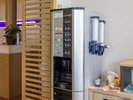 【サービス】フリードリンクサーバー完備で、お客様は自由にお好みの飲み物を選んでリフレッシュ!