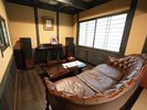 一日一組限定の特別室のリスニングルームで日々の喧騒から離れて優雅な時間をお過ごしください