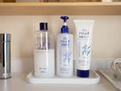 化粧水、乳液、洗顔、各客室洗面所にあり。