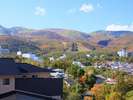 最上階客室テラスから「白根山と紅葉」