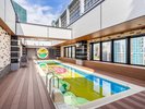 屋外テラスプール「バスロマンプール」(昼)