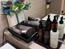 【大浴場】女性ドレッサーには化粧水、乳液、クレンジング、コットン、綿棒、くしをご用意しています