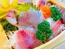 鮮度抜群!お魚屋さんが選んだ【本日の厳選舟盛5点】季節に合った旬なお魚を御提供致します★