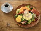 【月・木】しっとりやわらかく仕上げた国産鶏むね肉に、コク深いオランデーズソースを合わせた贅沢な一皿。