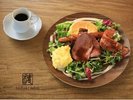 【火・金・日】しっとりやわらかなローストビーフと香味豊かなジャポネソースのモーニングプレート。