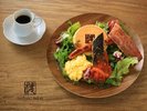 【水・土】北海道の恵みを朝の一皿に。季節の魚とトマトソースが調和する和洋モーニングプレート。