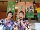 松原通り商店街の和菓子店「亀山」さん。お店の床机でもおだんごや餡餅をお茶と一緒に提供。