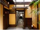 宿は、通り庭と呼ばれる土間に沿って3棟、離れ一棟の4棟構造です。