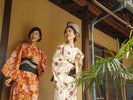 お庭付お茶室つくりの「もみじ」のお部屋の渡り廊下。リネン浴衣もかわいい物をご用意。