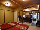 離れ「もみじ棟」:お子様連れでも琉球畳で安心です。信楽焼バス、トイレ、お庭付。京町家らしい風情を。