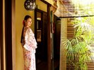 初夏の京町家で、ひとときの静けさと涼を感じる贅沢なひととき。もみじの渡り廊下からはお庭が。