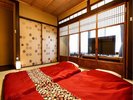 「麻のは」の2階寝室。縁側からお庭が見下ろせます。