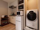 「さくら」のお部屋のキッチン2口コンロ、冷蔵庫、電子レンジ、洗濯機をご用意。