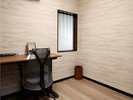 「さくら」のお部屋のワーキングスペース。セキュリテイに配慮したwifi無料。