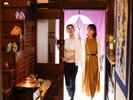 引き戸を開けると喧騒から離れた京町家体験が始まります。通り庭に面した3棟でごゆっくり。