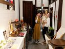 通り庭の土間はベビーカーもご利用頂けます。高さ5mの火袋も非日常。絵本も置いています。