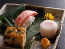 カニ前菜例:1品づつ板長の手作りです。カニの袱紗焼き、カニにぎり、カニ酢の物、黄身酢添え