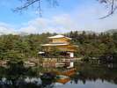 冬の京都の金閣寺の様子