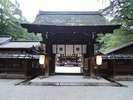 河合神社。森に囲まれた川沿いに立つ歴史深い神社です。地域の行事や祭りが行われています。