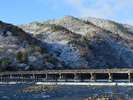 築 400 年の木造の渡月橋。春は桜、秋は紅葉で色づく山の風景が楽しめます。