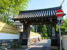 南禅寺。枯山水庭園、木々に囲まれた敷地、参道のある厳かな仏教寺院です。