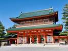 平安神宮。巨大な門がある 1895 年創建の神社施設です。