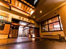 夕刻の丹泉ホテル外観です。