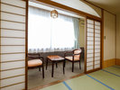 通常客室10畳のお部屋です。段差が少なく足が悪い方に優しい作りです。