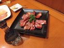 予約しないと入れないほどの人気の赤湯「焼肉明月館」