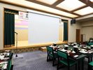 スクリーンも完備。法要・セミナー等、宴会以外のご利用も可。