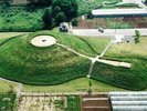 稲荷森古墳は、今から約1,600年前の古墳時代前期につくられた全長約96mの県内最大の前方後円墳です。