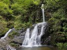 くぐり滝は、南陽市の北部にある小滝地区にある「くぐり滝」。