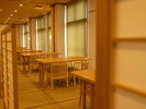 【ダイニング】お食事をより楽しんでいただけるように畳敷きの会食場もございます。