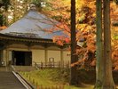 【周辺観光】「中尊寺 金色堂」美しい景色を求め、紅葉の時期は毎年多くの観光客が訪れます。