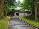 【周辺観光】「中尊寺 金色堂」梅雨時期にはお堂を取り囲む木々の緑が深まり、幻想的な景色に。