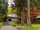 【周辺観光】「中尊寺 金色堂」美しい景色を求め、紅葉の時期は毎年多くの観光客が訪れます。