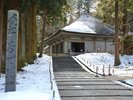 【周辺観光】「中尊寺 金色堂」銀世界に包まれ、静寂に満ちたお堂。