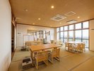 【ダイニング】お食事をより楽しんでいただけるように畳敷きの会食場もございます。