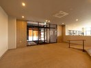【エントランス】「人」「文化」「歴史」それぞれ土地に根差したおもてなしでお出迎えいたします。