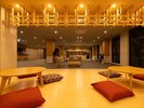 【ロビーラウンジ】岩手の木材を使用したホールスペース。足を伸ばしておくつろぎいただけます。