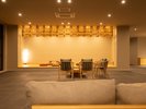 【ロビーラウンジ】夜間になると温かな質感の木材と灯りが優しく包みます。