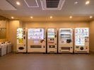 【自販機コーナー】ドリンクからフード、氷菓等など広く取り揃えております。