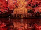 【周辺観光】「中尊寺 弁財天堂」紅葉が周囲を囲む池に映り込んだ風景は、えも言われぬ美しさです。