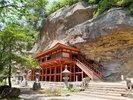 【周辺観光】「達谷窟毘沙門堂」1200年の歴史があり、境内全域が史跡指定されています。